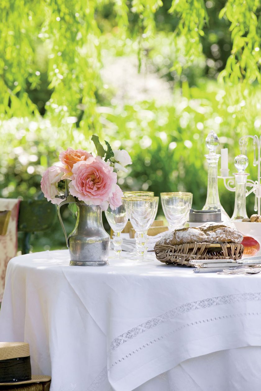 Plain air, czyli świeże powietrze, łono przyrody. Wszystko pięknie, ale szałowych kreacji potrzebują też stoły.