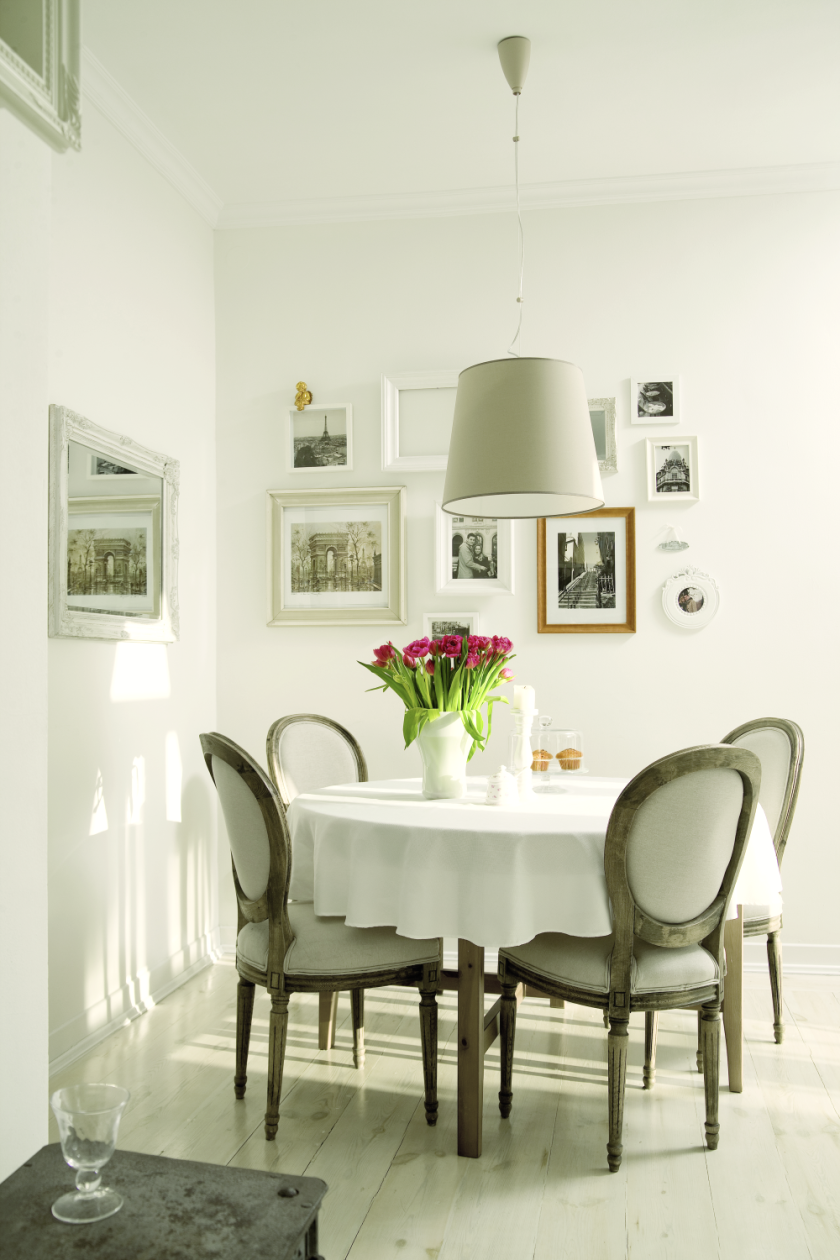 Sztuką nie jest kupić dobre obrazy, grafiki czy zdjęcia, ale powiesić lub ustawić je z pomysłem. Nie wszystko musi