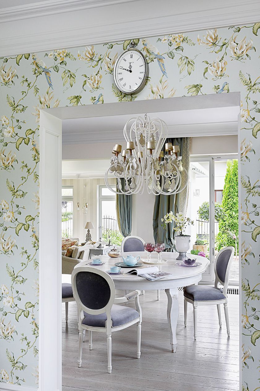 Od strony holu, przy wejściu do jadalni, tapety w typowo prowansalskie - roślinne motywy.