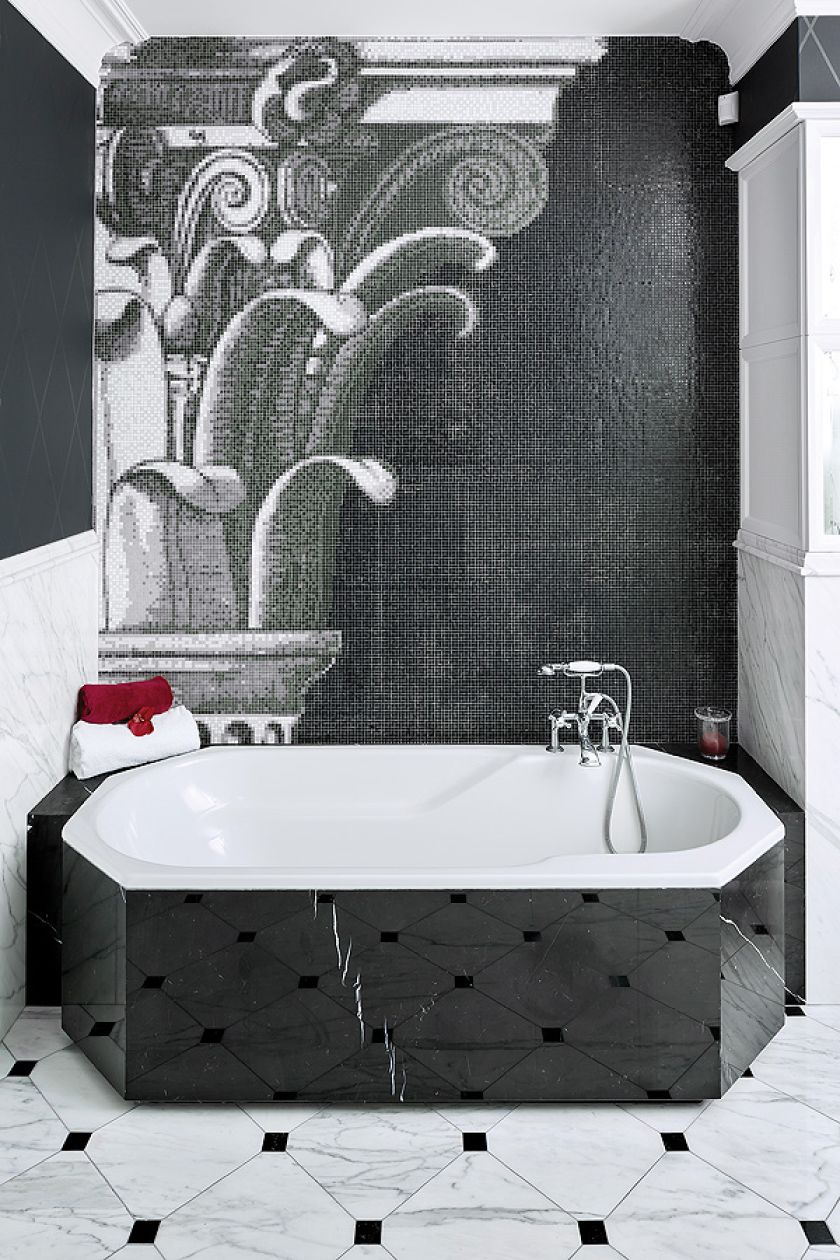 Odbudowany pałacyk zyskał nowy klasyczny wystrój. Znajdziemy tu eleganckie parkiety, antyki, marmury i kryształowe żyrandole.