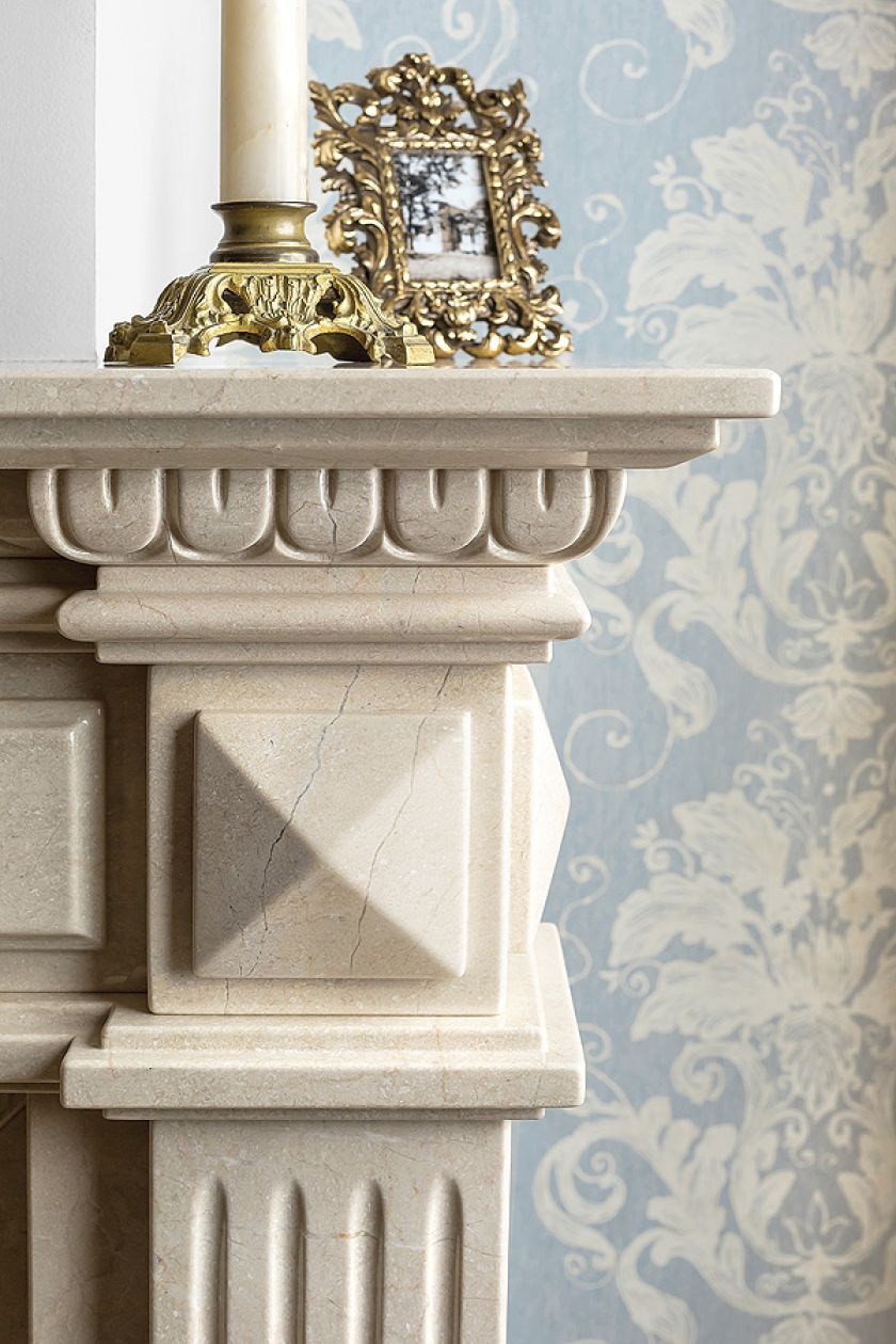 Odbudowany pałacyk zyskał nowy klasyczny wystrój. Znajdziemy tu eleganckie parkiety, antyki, marmury i kryształowe żyrandole.