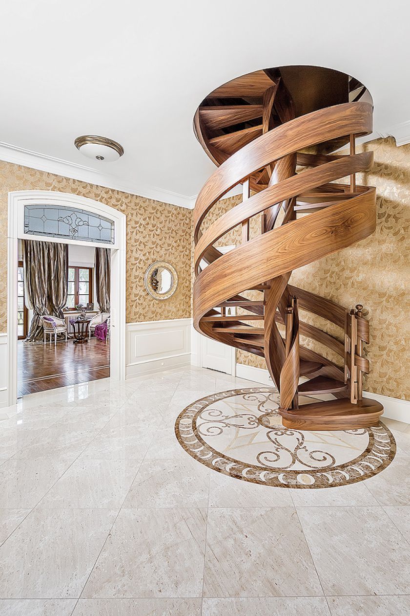 Odbudowany pałacyk zyskał nowy klasyczny wystrój. Znajdziemy tu eleganckie parkiety, antyki, marmury i kryształowe żyrandole.