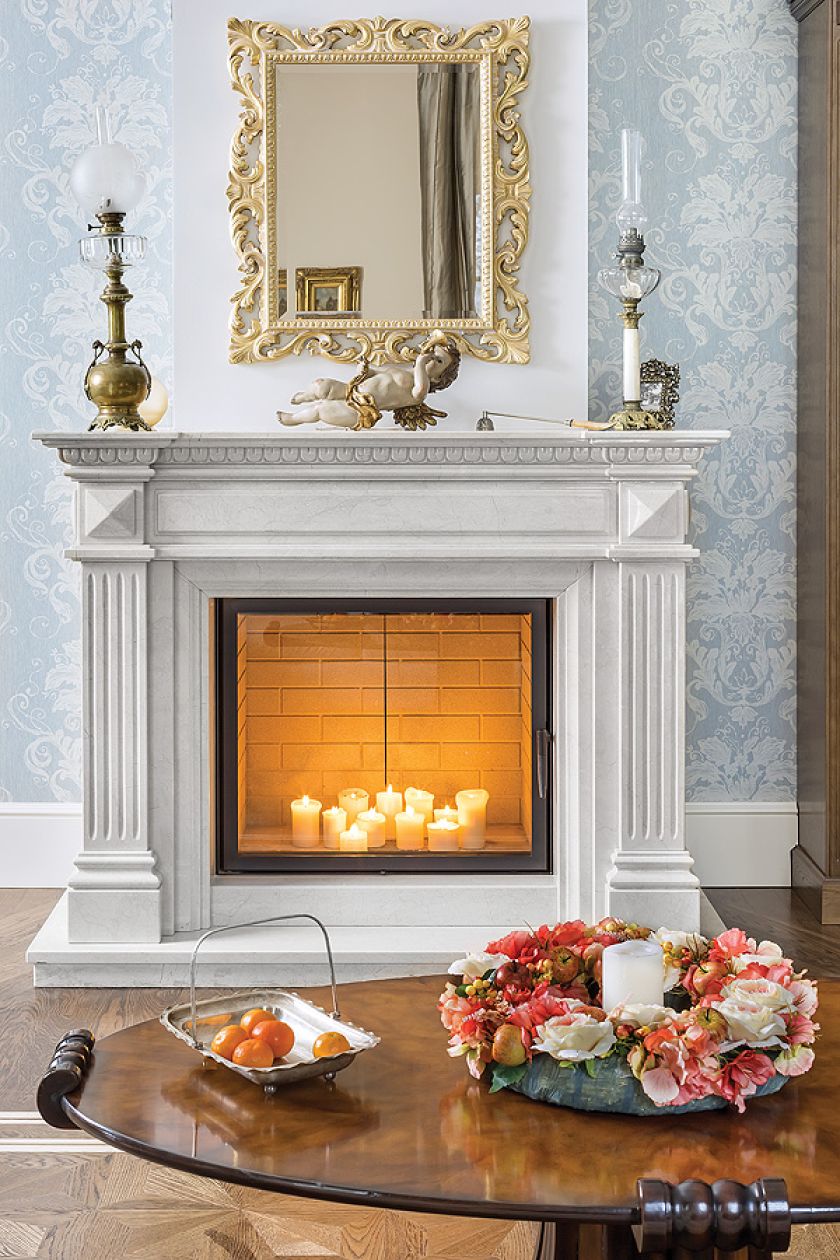 Odbudowany pałacyk zyskał nowy klasyczny wystrój. Znajdziemy tu eleganckie parkiety, antyki, marmury i kryształowe żyrandole.