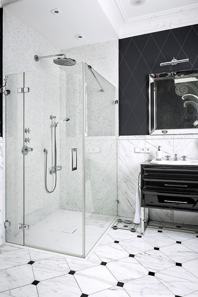 Odbudowany pałacyk zyskał nowy klasyczny wystrój. Znajdziemy tu eleganckie parkiety, antyki, marmury i kryształowe żyrandole.