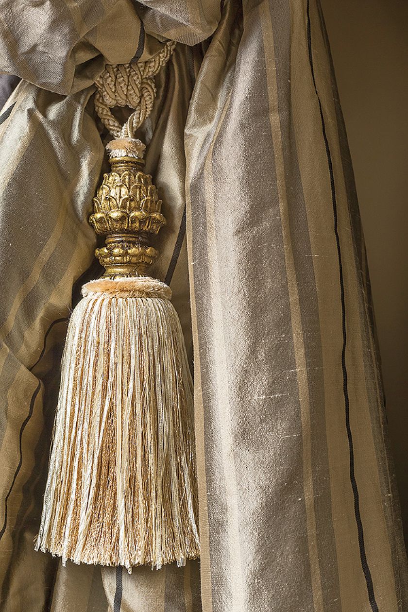 Odbudowany pałacyk zyskał nowy klasyczny wystrój. Znajdziemy tu eleganckie parkiety, antyki, marmury i kryształowe żyrandole.