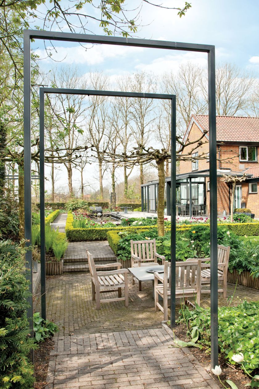 Ogród pośród pól pełnych tulipanów. Trochę tradycyjny i trochę nowoczesny, wyraźnie angielski i ciut holenderski.