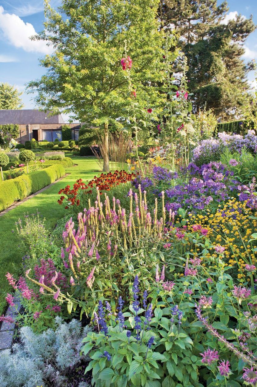 Czy klomby kwiatów we wszystkich barwach tęczy pasują do nowoczesnego domu