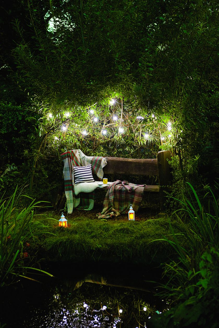 Delikatne romantyczne światełka Outdoor Living można zawiesić także na drzewie, LIGHTS4FUN, lights4fun.co.uk