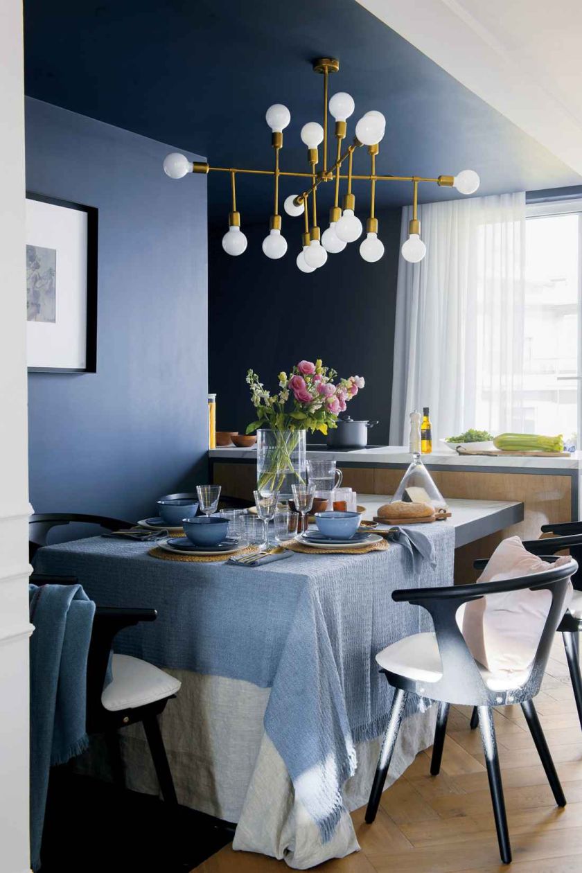 Oto jak ciemne, ciasne poddasze można zamienić w ciepły apartament z jasnym salonem, kolorową kuchnią,