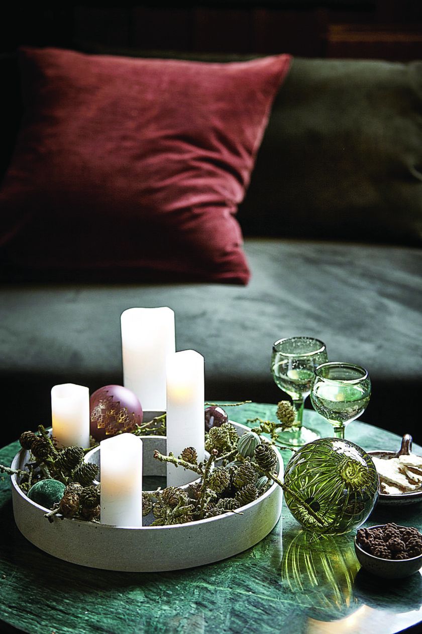 Kompozycja ze świecami, nshome.pl. Ozdoby bożonarodzeniowe – galeria inspiracji