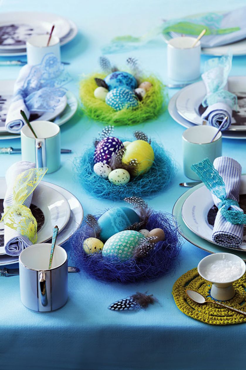 Pisanki doskonale prezentują się w gniazdach z barwionego siana. Poszczególne elementy, jak piórka, są kwestią