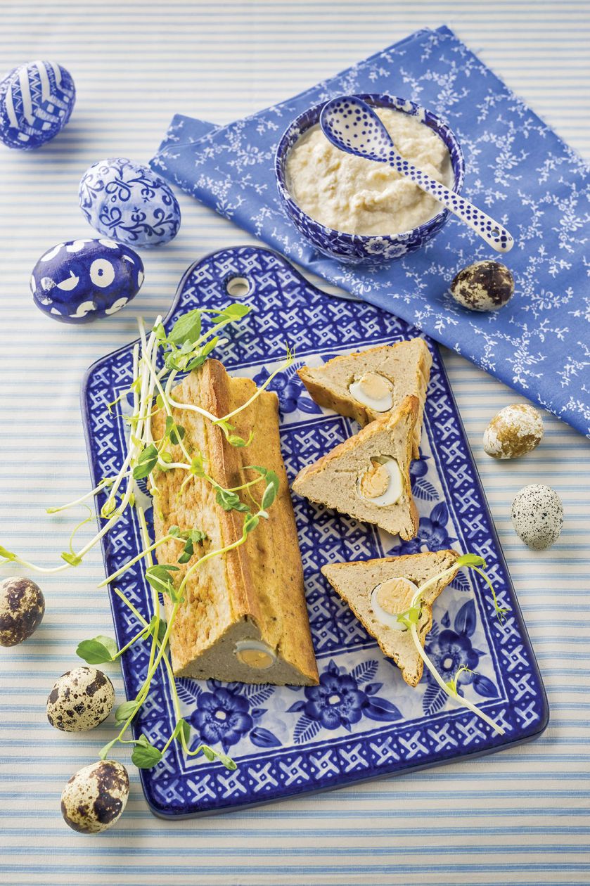 Pasztet biały drobiowy z przepiórczymi jajami.