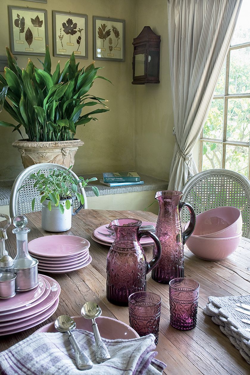 Piękna zastawa w kolorze zgaszonego różu i fioletów.