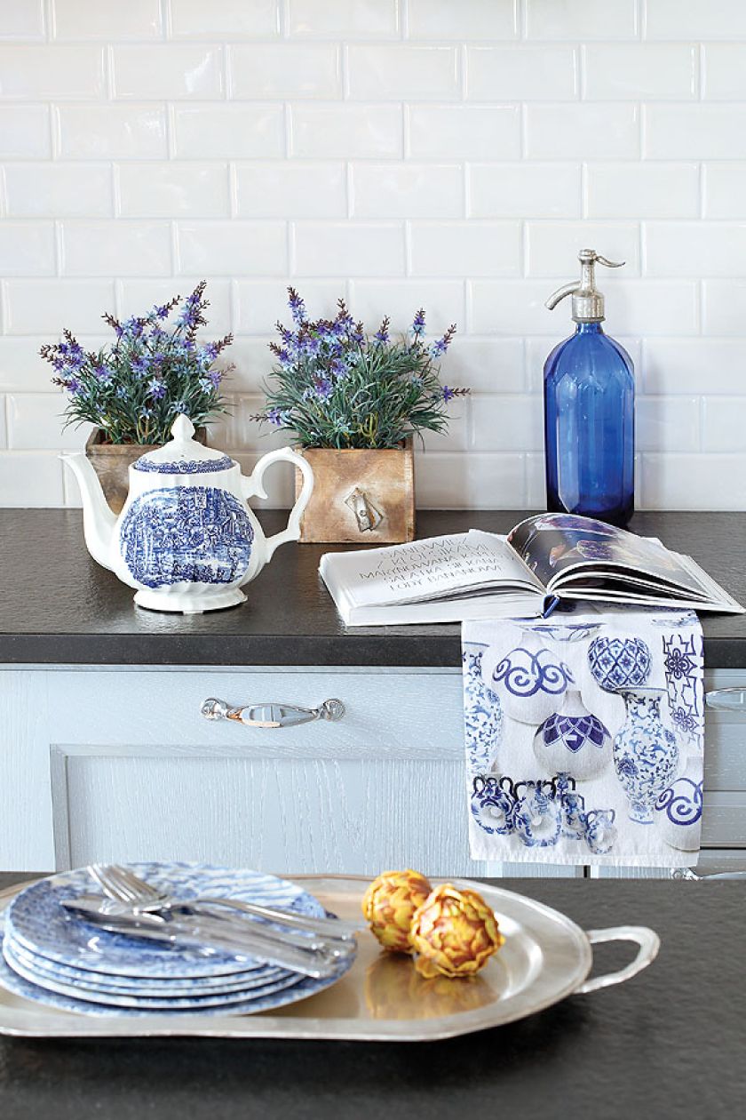 Piękno odnowionych mebli podkreślają wysmakowane dodatki: w kuchni lampa Artemide z ruchomymi ramionami, w jadalni