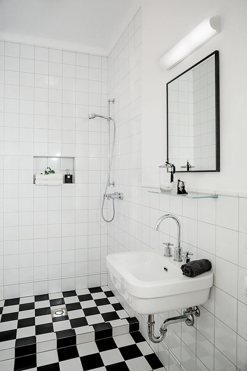 Charakterystyczne dla epoki mozaiki na podłodze w łazience są współczesne, od Vives.