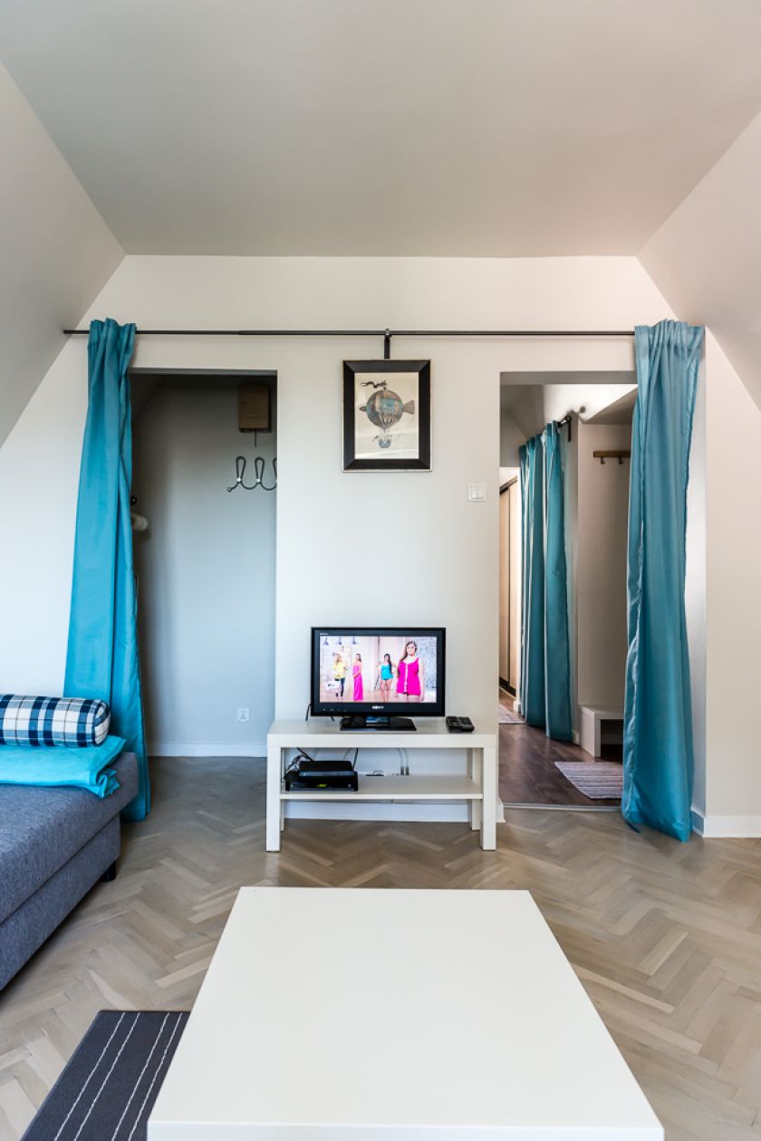 Po odsunięciu kotar mieszkanie nabiera przestrzeni.