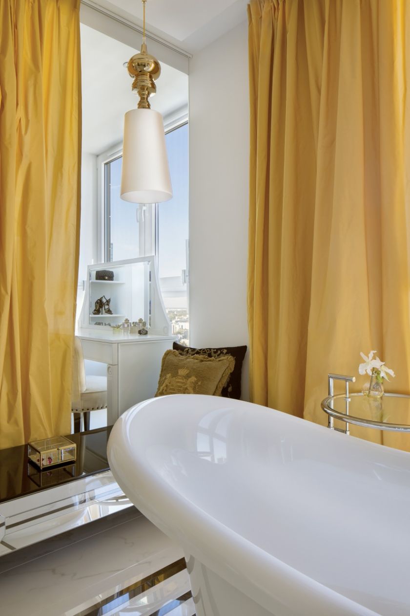 PODWIESZANY SUFIT Z OZDOBNYM GIPSOWYM PANELEM JEST PODOBNY DO TEGO W SALONIE. WANNA – VICTORIA ALBERT BATERIA –