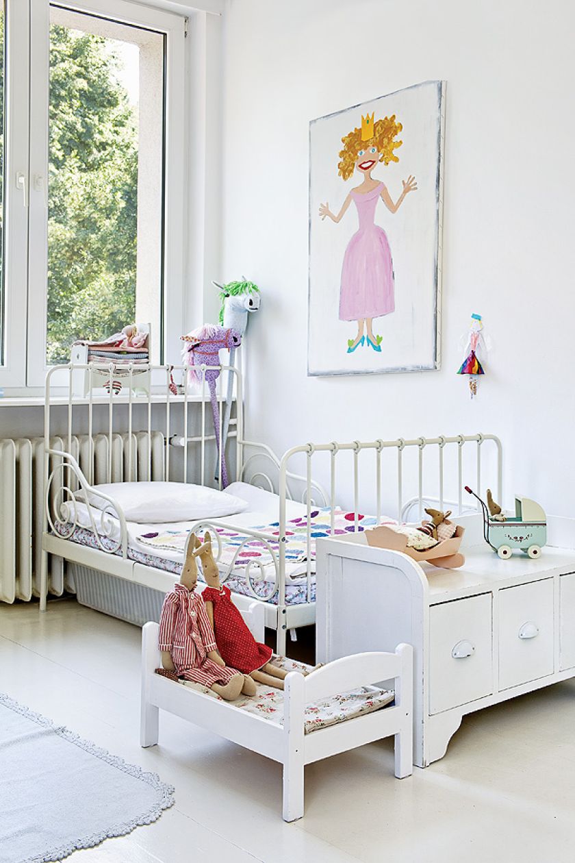 Pokój dziewczynek to miks marek, które łączy biel i dusza . Łóżka z IKEA, komody i szafki z Bloomingville.
