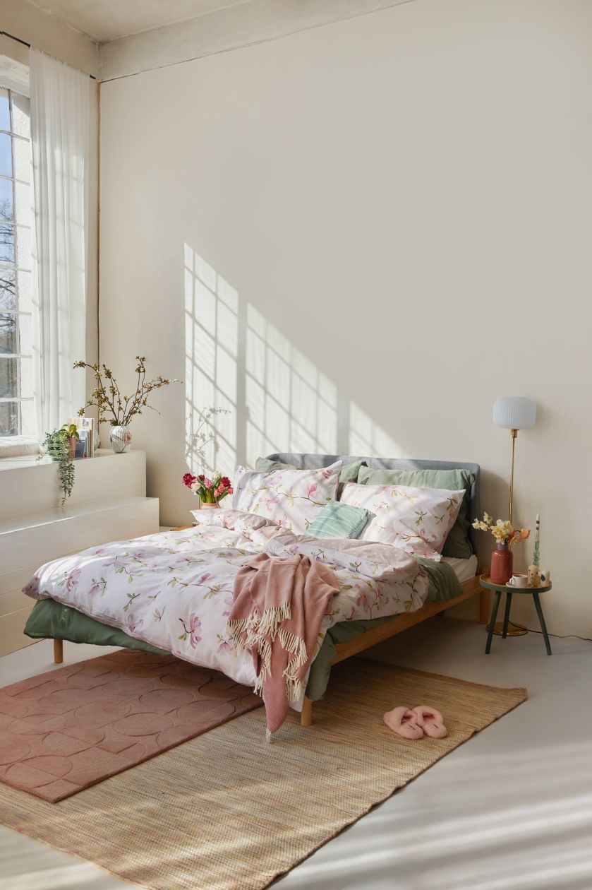 łóżko w pokoju gościnnym