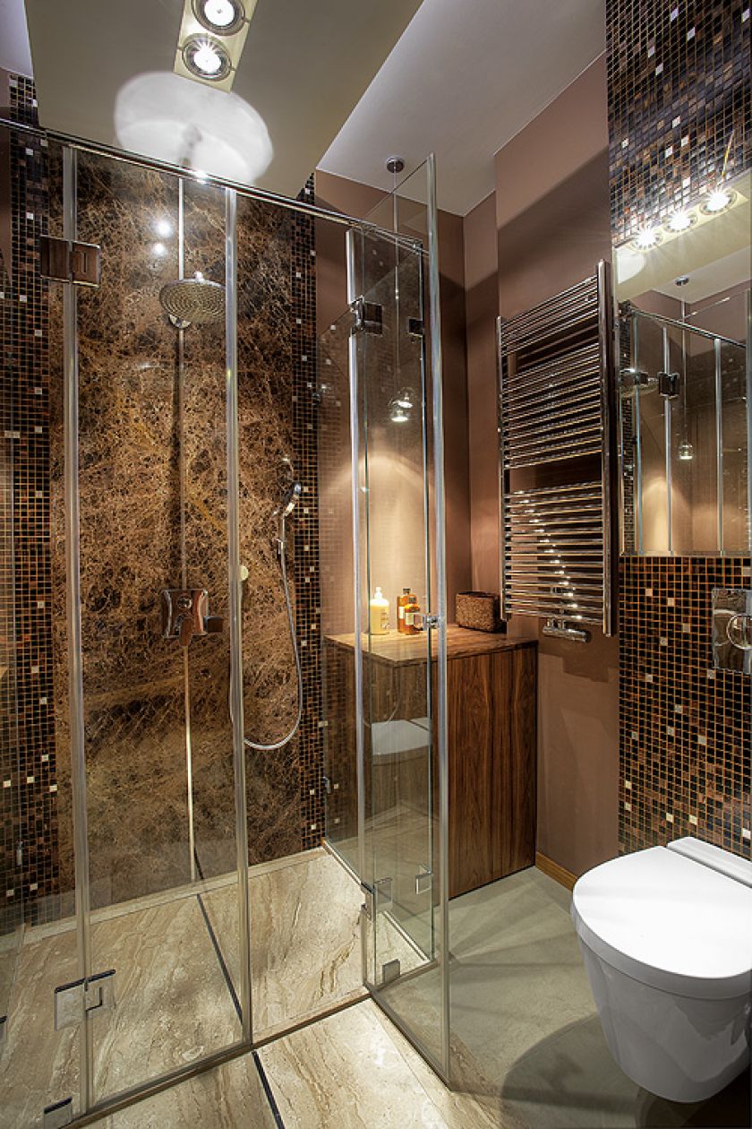 Połączenie marmuru Daino Reale i Emperador oraz mozaiki Bisazza Nefertiti za srebrnymi elementami to ciekawe