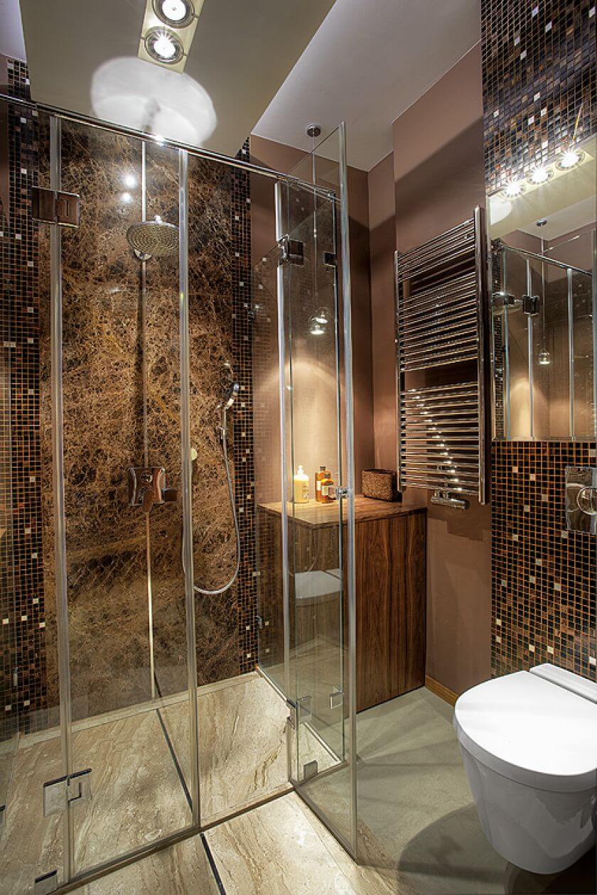 Połączenie marmuru Daino Reale i Emperador oraz mozaiki Bisazza Nefertiti za srebrnymi elementami to ciekawe