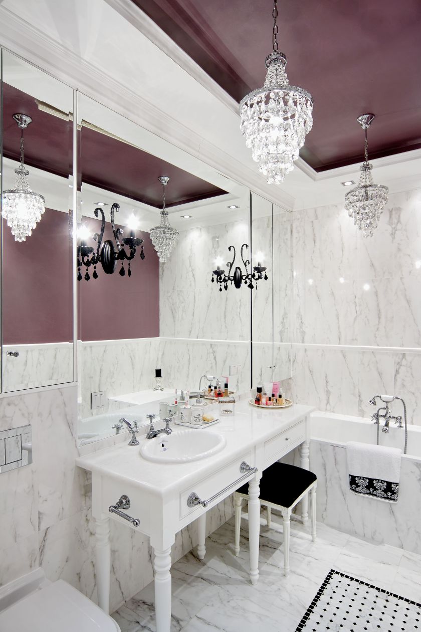 Połyskująca kryształami i lustrami łazienka córki z wymarzonym kącikiem do makijażu.