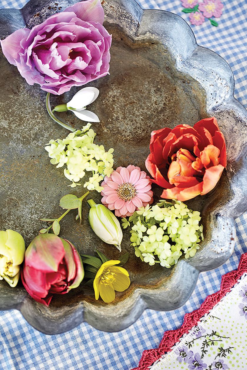 Pomysł na dekorację z tulipanów. Bukiet nie musi stać w wazonie.