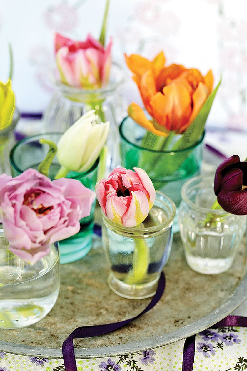 Pomysł na dekorację z tulipanów - szkło i pastele.