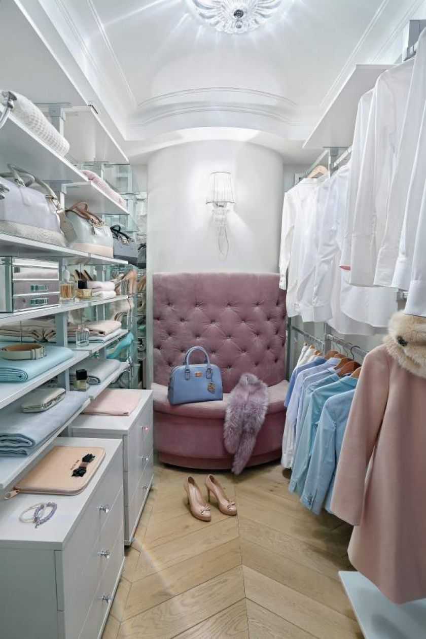 Dzięki półokrągłej ścianie garderoba wydaje się bardziej elegancka, a w sąsiadującej z nią łazience zmieścił