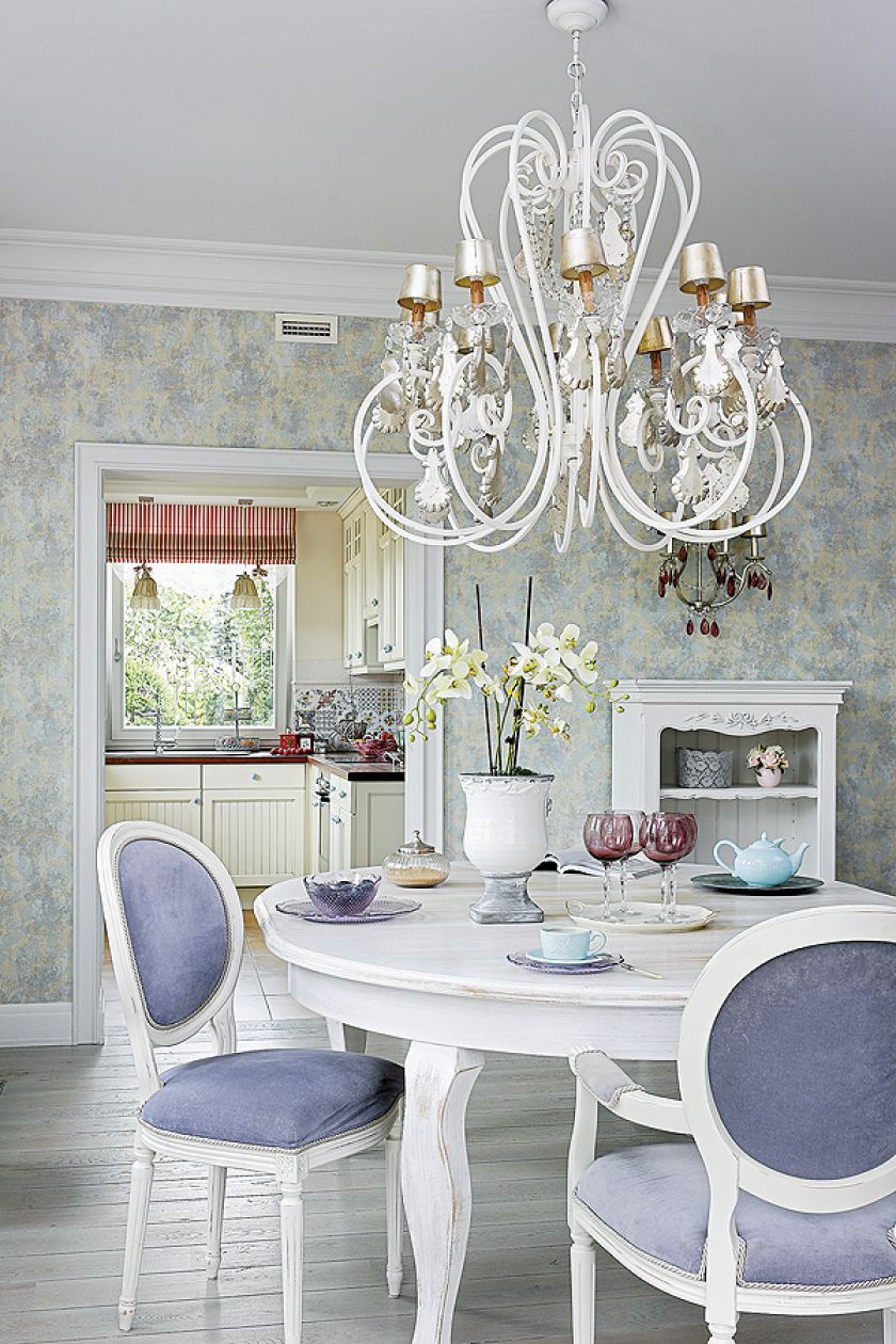 Potężnych rozmiarów francuski żyrandol.