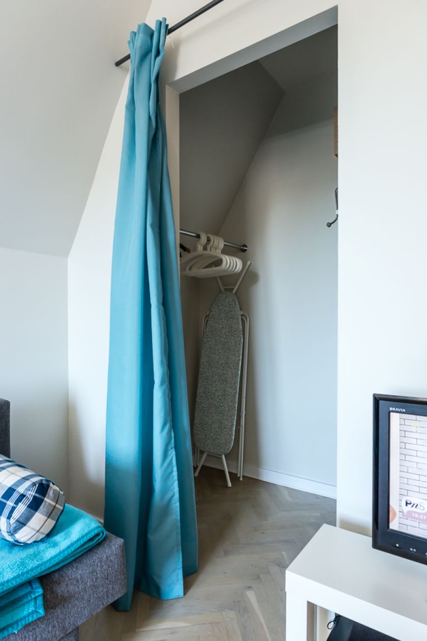 Praktyczne schowki zamist szaf. Mieszkanie urządzone prosto i niedrogo