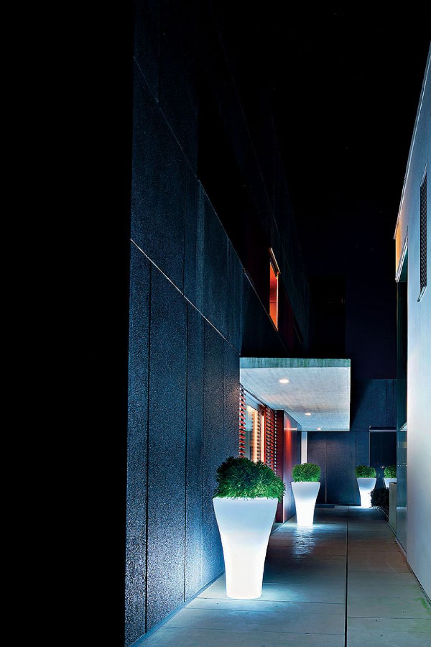 Megadonica podświetlana ledowo.