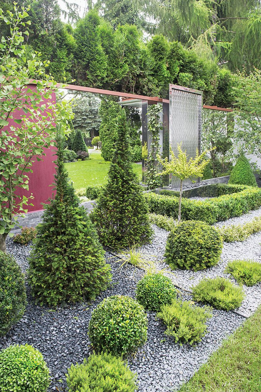 Projektantka namówiła ich na murek wodospadu w odcieniu śliwkowym.