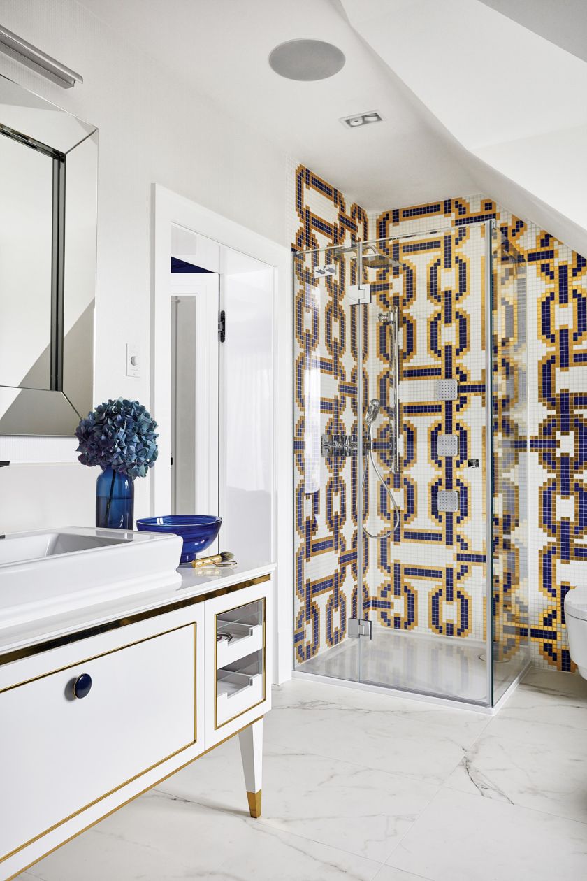 biała łazienka ze złotymi dodatkami