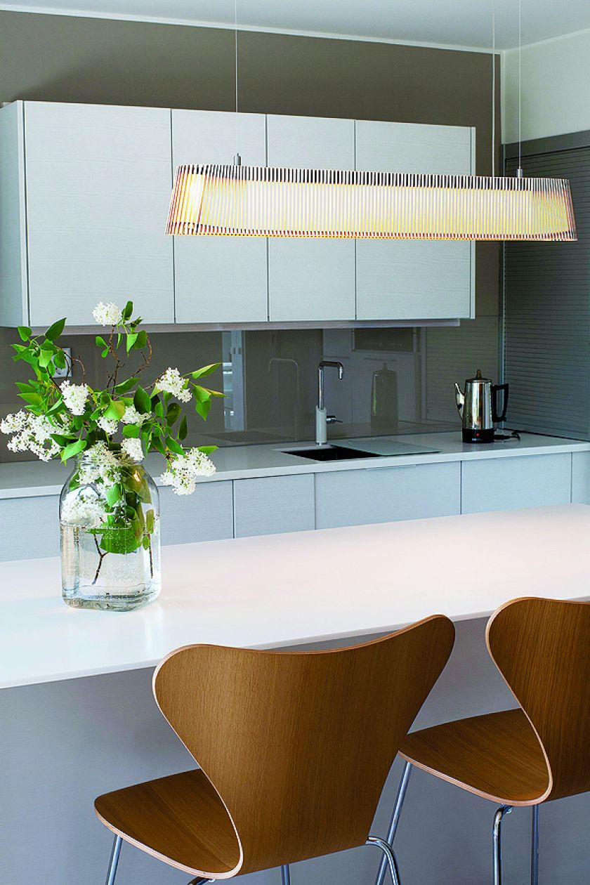 Proste, ale efektowne żyrandole, kinkiety i lampy na stół.