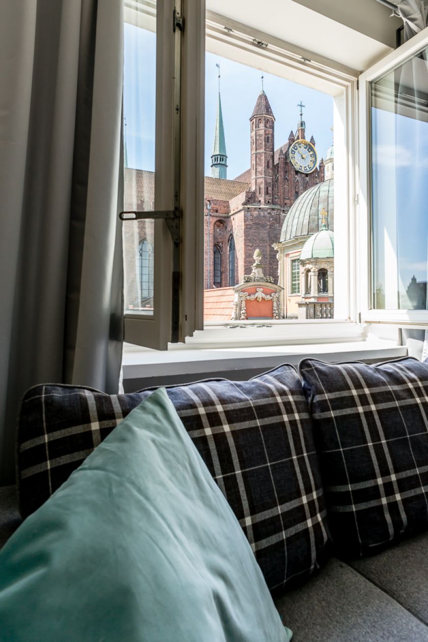 Proste meble, ciekawe dodatki i aranżacja wnętrza z pomysłem, np. w stylu skandynawskim.