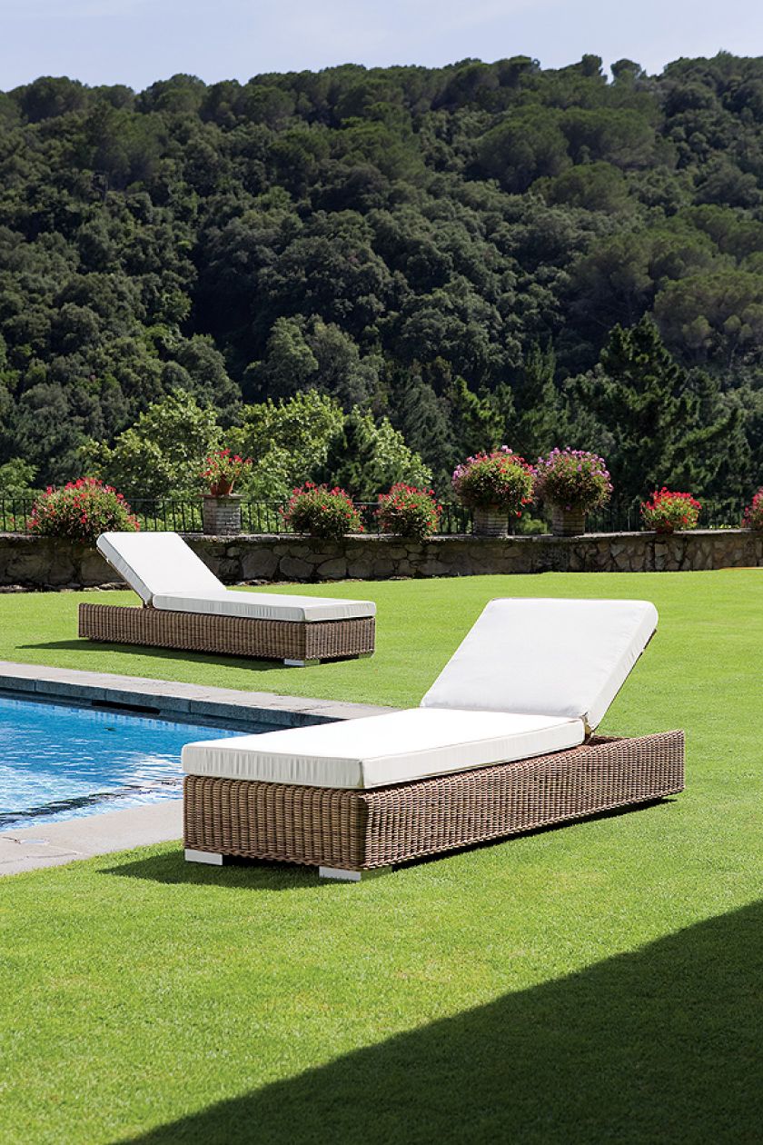 Prostota w cenie: plecione leżanki z regulowanym zagłówkiem z kolekcji Golf, Patt Mebel