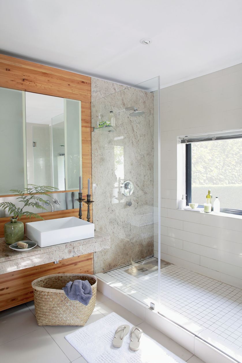 CIEKAWE ŁĄCZENIA, pod prysznicem zastosowano dwa rodzaje płytek i kamień.