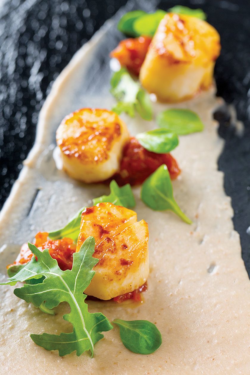 Przegrzebki z hummusem i dżemem z chili.