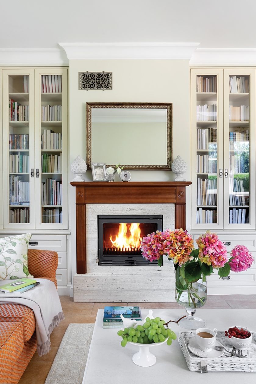 stylowy regał na książki w salonie