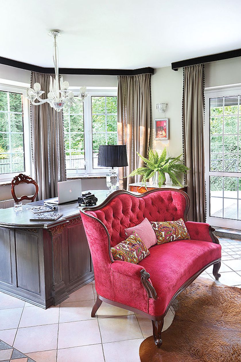 Rezydencja przypomina angielską posiadłość, choć mieści się w podwarszawskim Konstancinie. Elegancki i stylowo urządzony dom