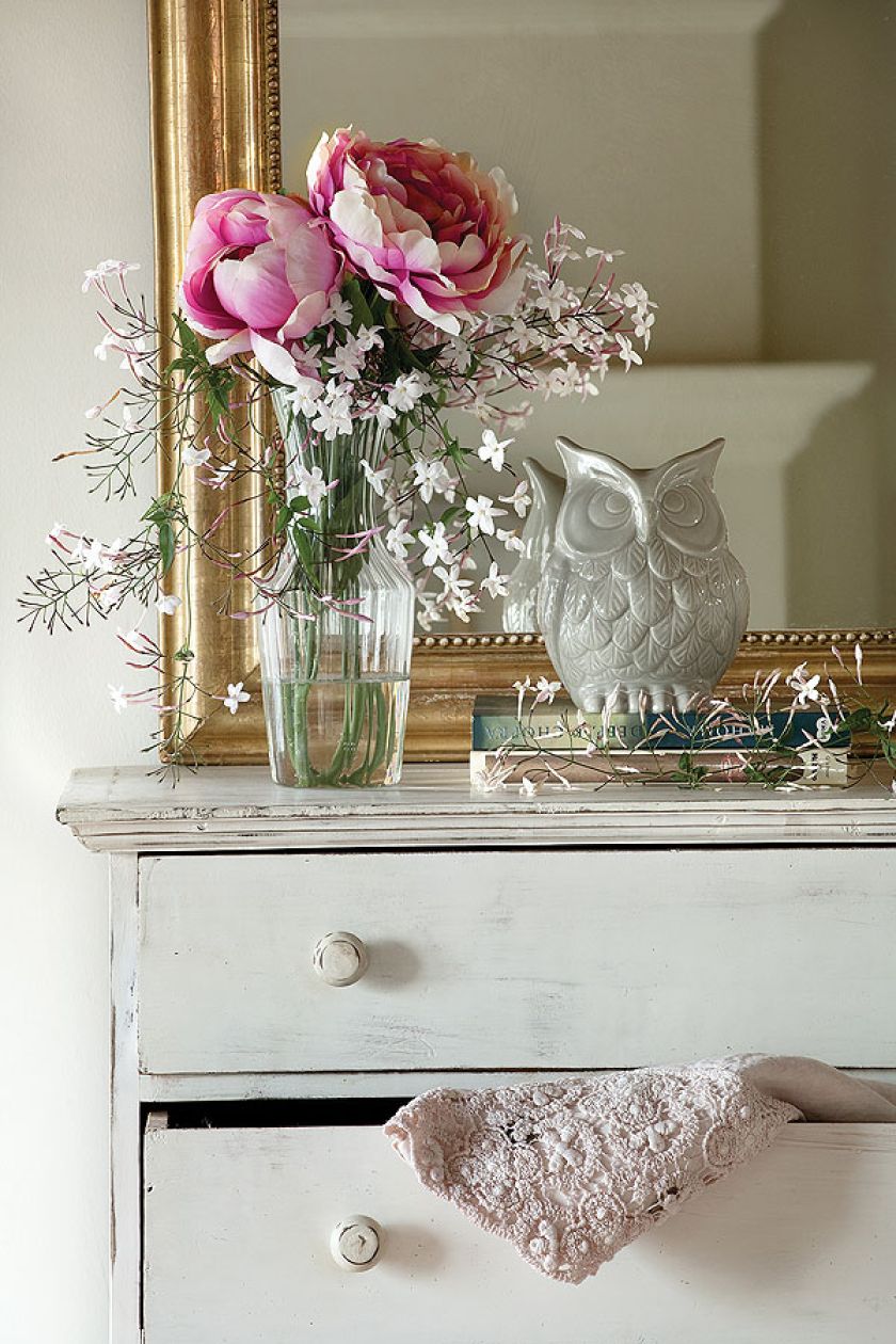 Rustykalny dom wśród chlebowych drzew