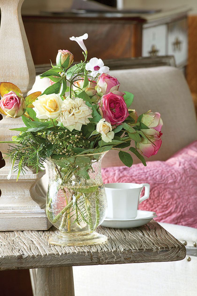 Rustykalny dom wśród chlebowych drzew