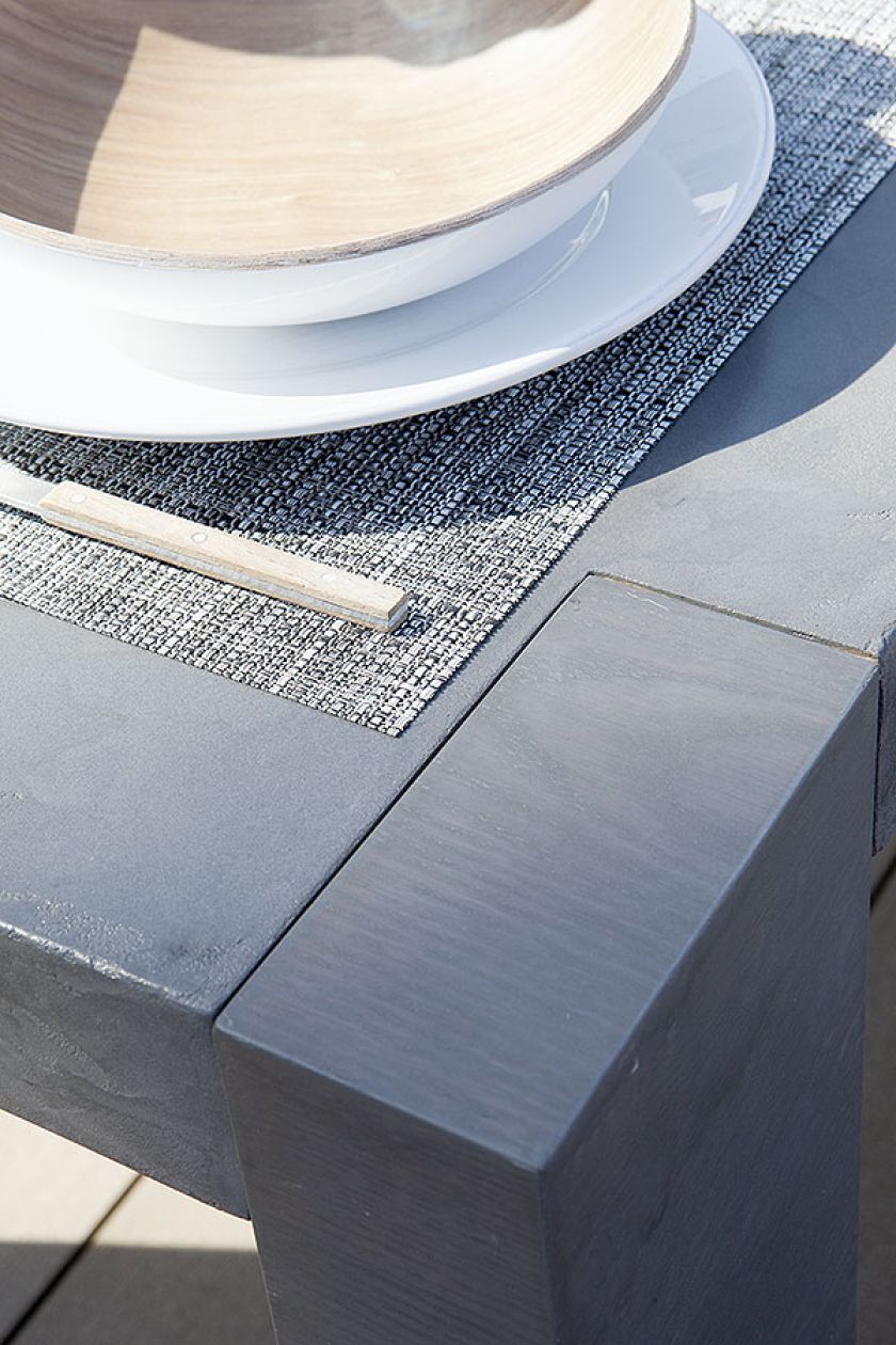 Rządzi tu prosty kolorystyczny klucz: kolor morza i piasku plus biel. Bez krzykliwych dodatków i wzorów. Jedyny deseń to