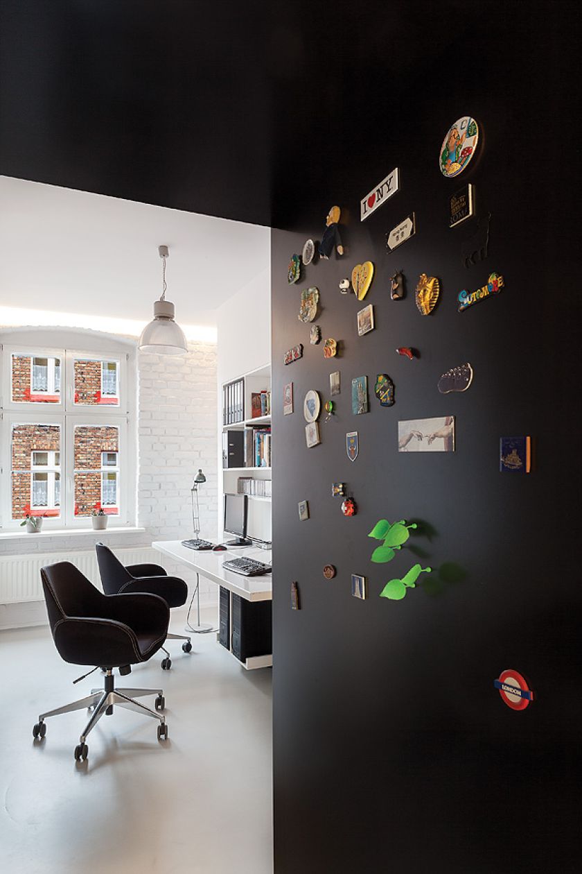 Salon od gabinetu oddziela wąska ścianka, a gabinet od części prywatnej (sypialni i łazienki) –