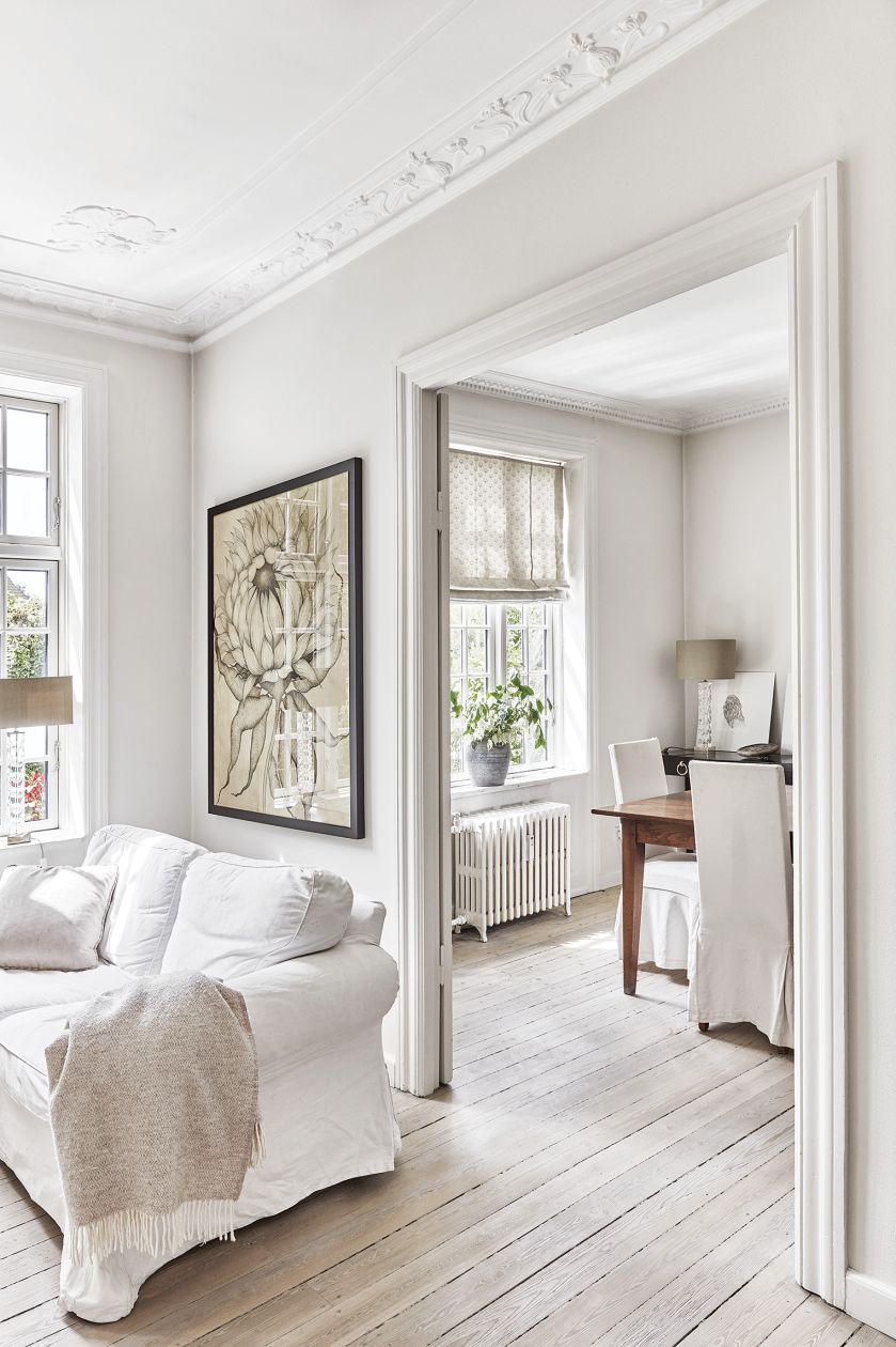 Portrety kwiatów, nawet te czarno-białe, wydają się pełne kolorów w jasnych, spokojnych wnętrzach domu.