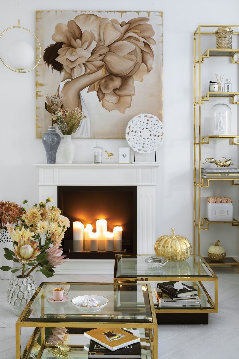 biały salon ze złotymi dodatkami w stylu glamour