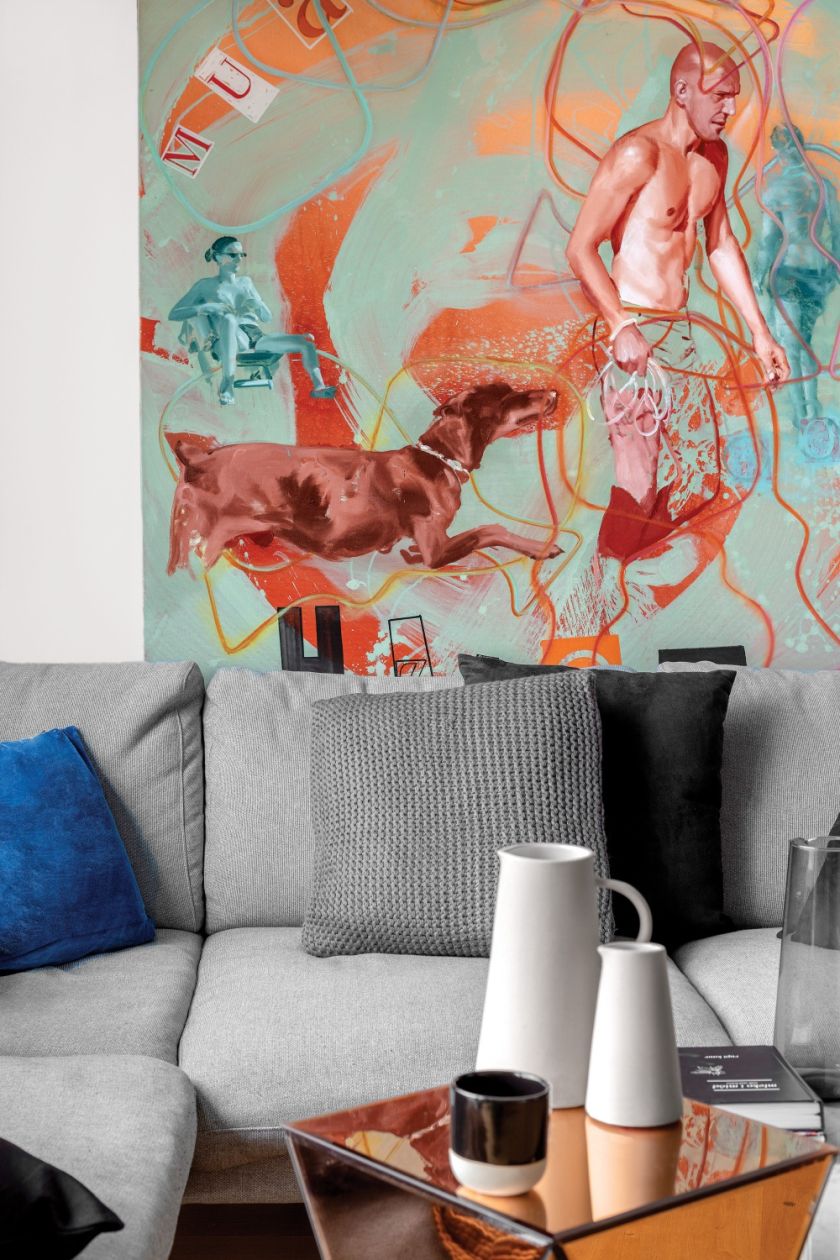 MOCNYM AKCENTEM W STONOWANYM MINIMALISTYCZNYM WNĘTRZU SĄ CIEKAWIE DOBRANE DODATKI: ZŁOTE LAMPY – TOM DIXON