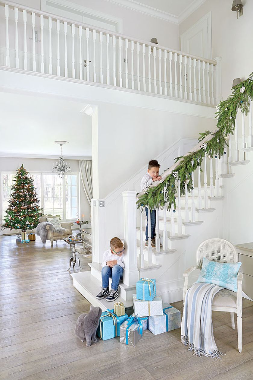 Schody zrobione na zamówienie przez Antoniego Jaszczuka ozdobione są świerkowymi gałązkami, szyszkami i bombkami.