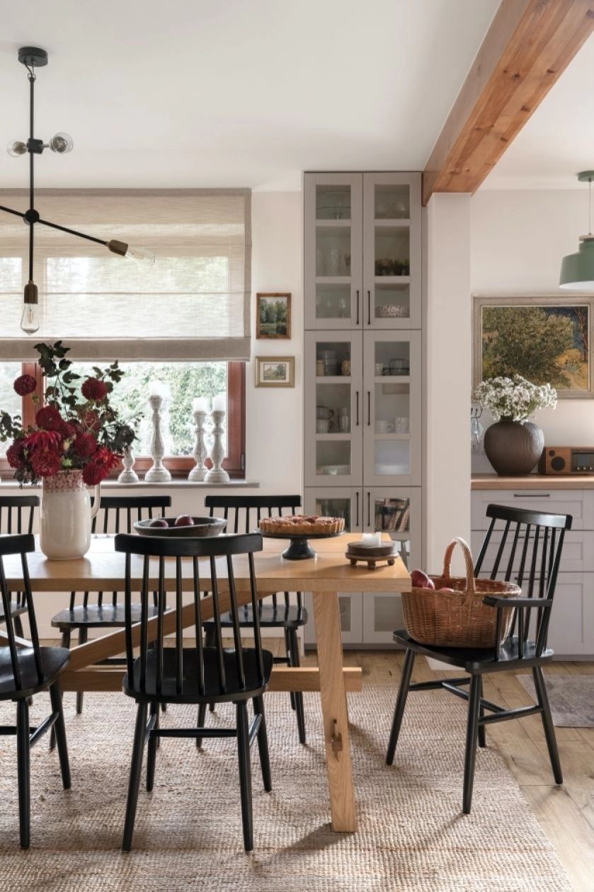 witryna na ścianie w jadalni